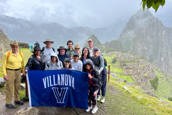 Large group of alumni in Peru