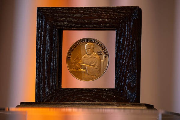 UPO256_20231118_116 The Mendel Medal against a blurry backdrop